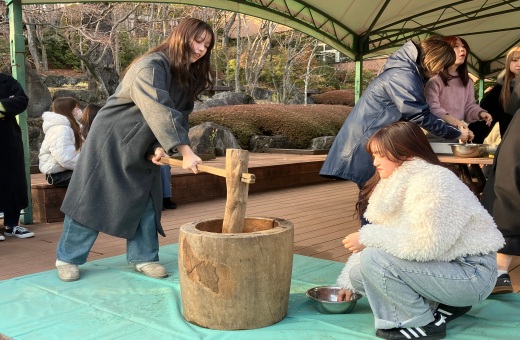 【教育学科・社会福祉学科】新春もちつき大会を行いました（河合ゼミ）