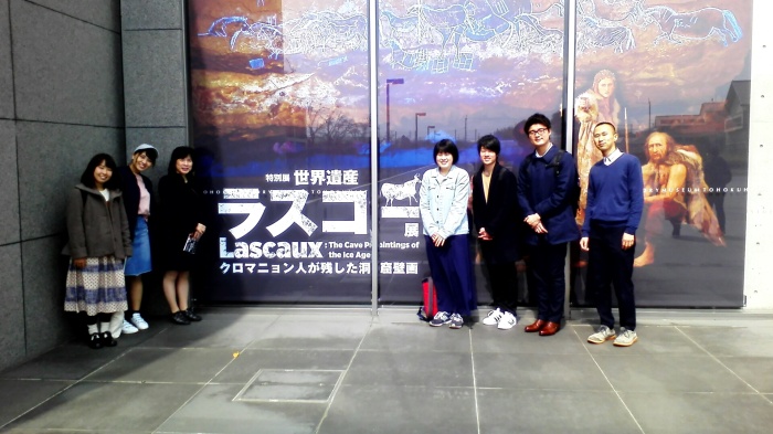 博物館入口にある看板の前で
