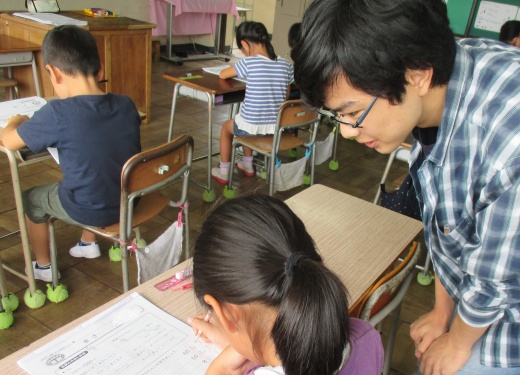 活動を見守る学生