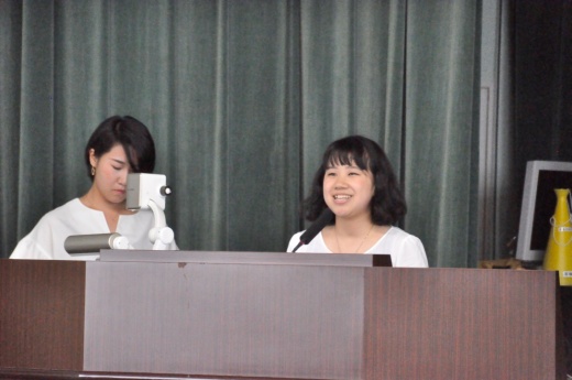総合司会の寄松さん（左）と実行委員長の塚田さん