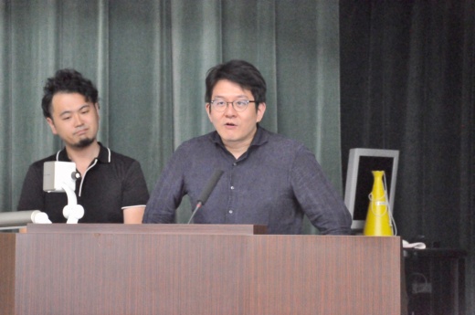 発表を見守って感想を述べる経済産業省の浅野氏（右）と藤岡氏