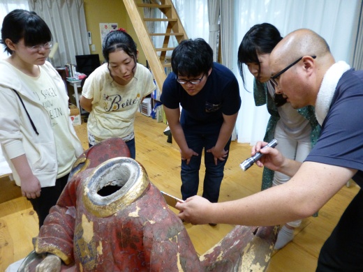 渡邉氏より江戸時代につくられた随神像の彩色について説明を受ける