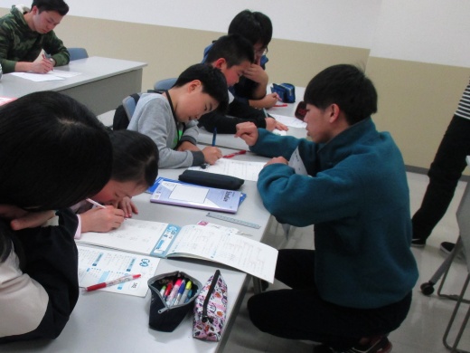 学習を支援する学生たち
