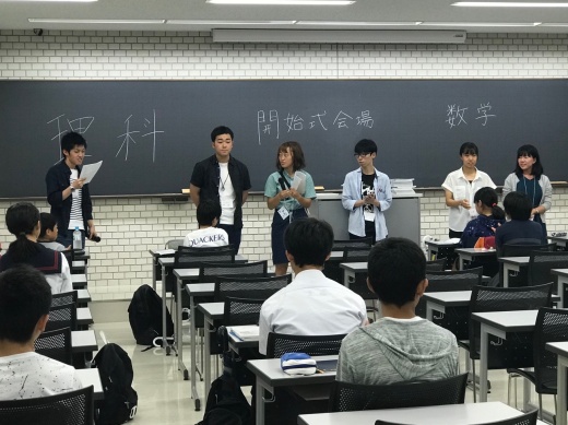 開始式における各教科のチーフの紹介