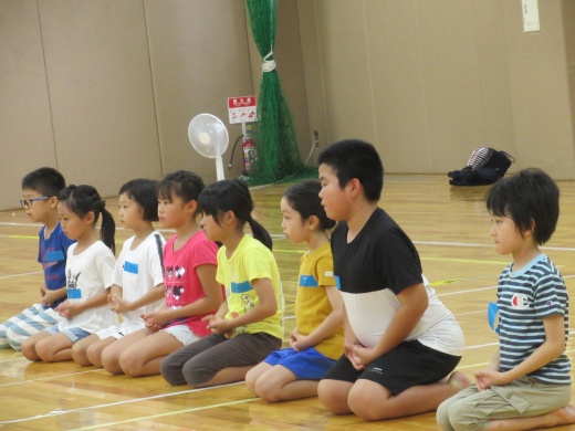姿勢を正して、心を静めます