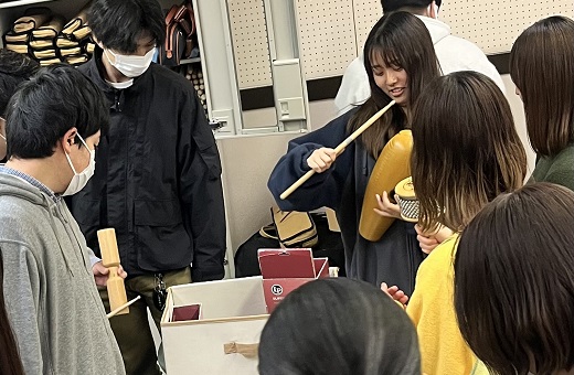 様々な打楽器に触れる様子