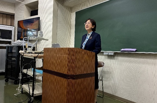 挨拶をする庭野研究科長