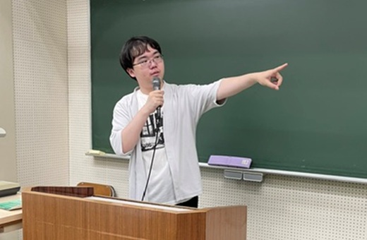 大学院生活について説明する院生の髙橋さん（卒業生）
