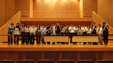 トーンチャイムの演奏を終え、ほっとした表情を見せる学生たちの様子