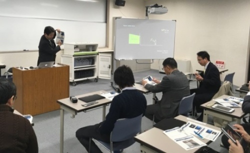 新しいシステムの説明を受ける教員たち
