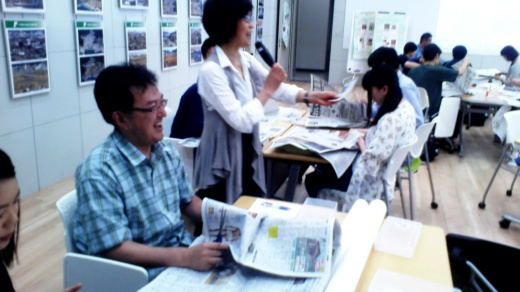 活動の説明を聞く参加者