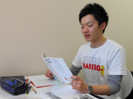 思いを込めながら音読をする学生