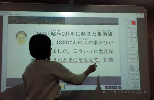 本文に線を引きながら解説する学生