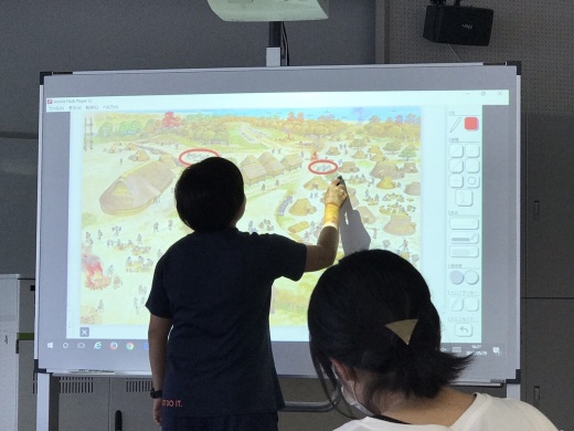 マーカーを使って意見を確認する学生
