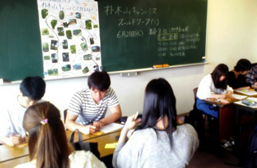 活動のめあて等を話し合う学生たち