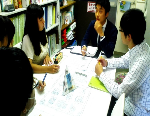 朝日新聞社 岸本さんと話し合う学生たち