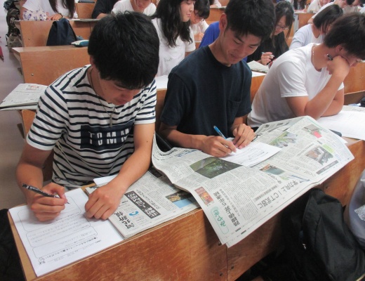 新聞記事の要約に取り組む学生たち
