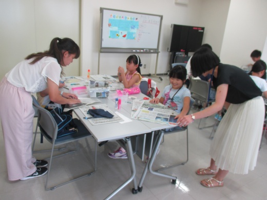 子どもたちをサポートする学生たち
