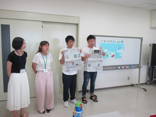 「ギフトカード」の作り方を教える学生たち