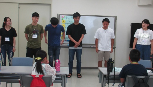 自己紹介を行う学生たち