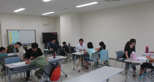 学習に取り組む子どもたちと学生の様子