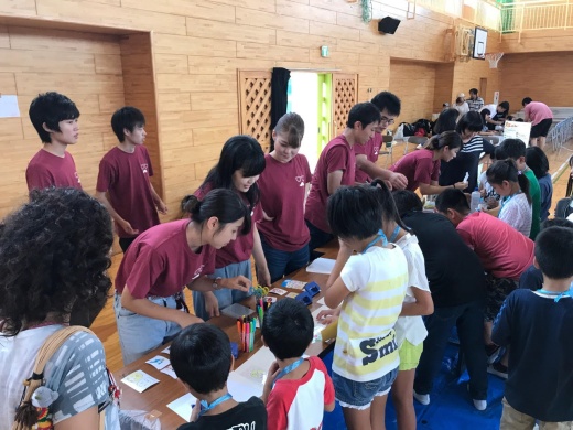 子どもたちと交流する学生たち