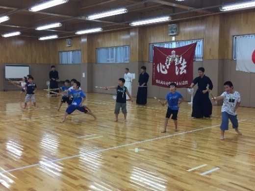 短剣道の練習に取り組む子どもたち