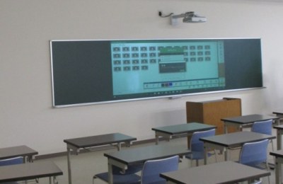 黒板投影型プロジェクターと児童・生徒役用机