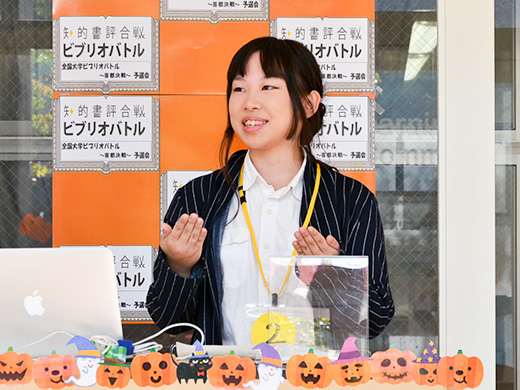 ビブリオバトル予選会でチャンプ本を獲得した阿部さん