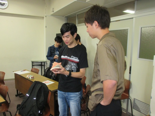 ブックリーディングで本を手に語り合う学生たち