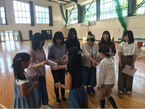 練習終了時に、児童と握手をしました