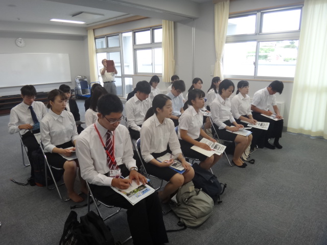 特別支援学校の教員の講話を聴く