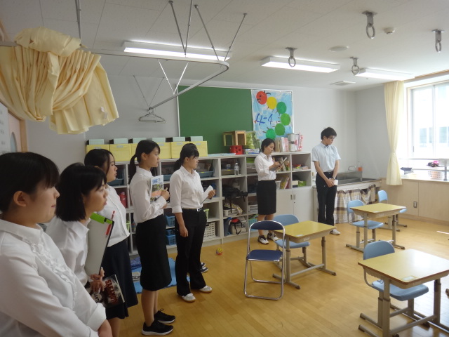 熱心に授業を見学する学生たち