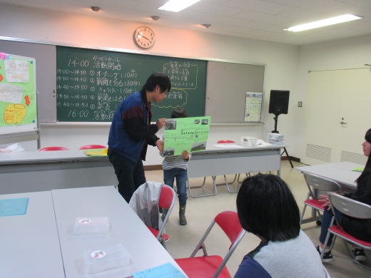 作品の発表を行う