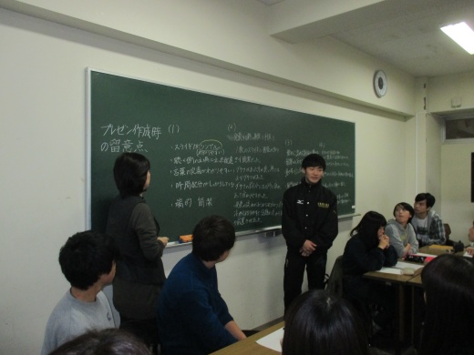 各グループの発表と議論の様子