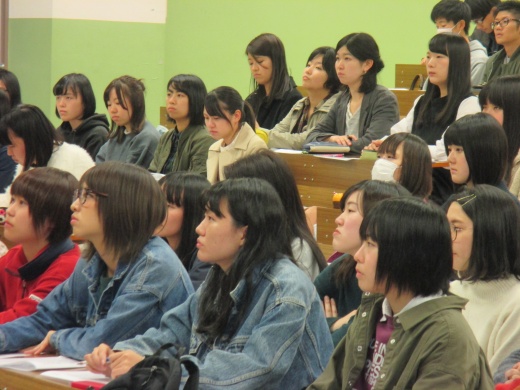 熱心に受講する学生
