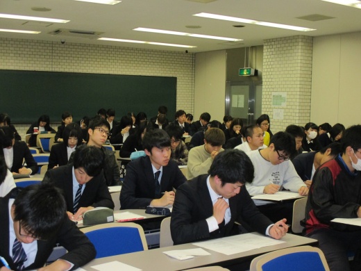 メモを取りながら熱心に受講する学生、参加者
