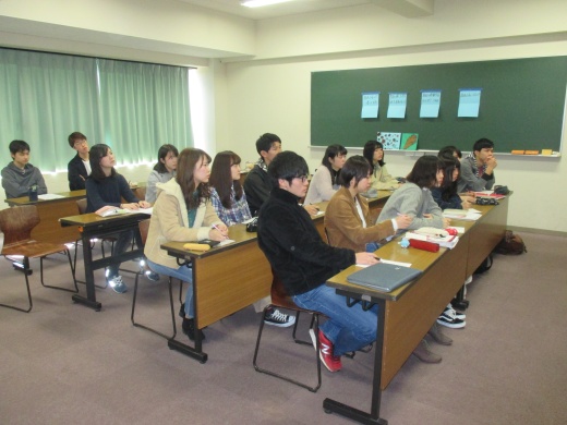 真剣に発表に聞き入る