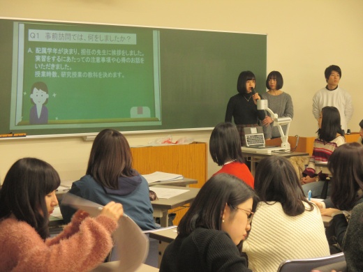 プレゼンで報告する先輩たち