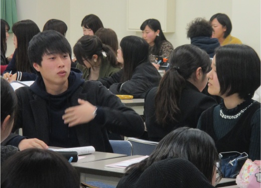 熱心に語り合う学生たち