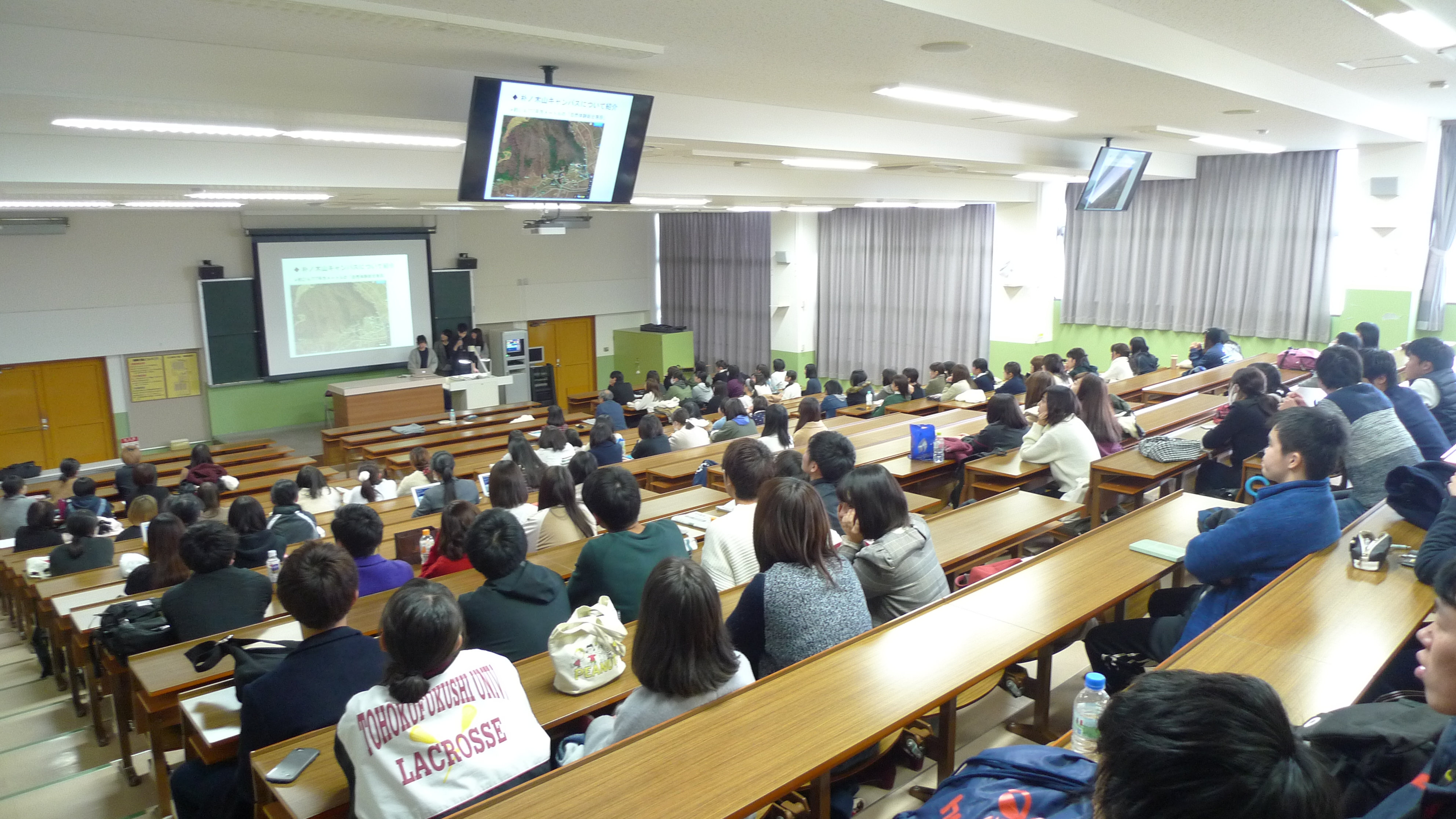 100名以上の学生の前での発表の様子