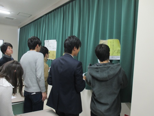 資料を読み取りながら考えを深める