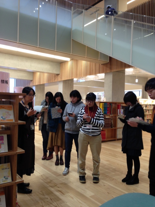 館内見学　一般書架付近