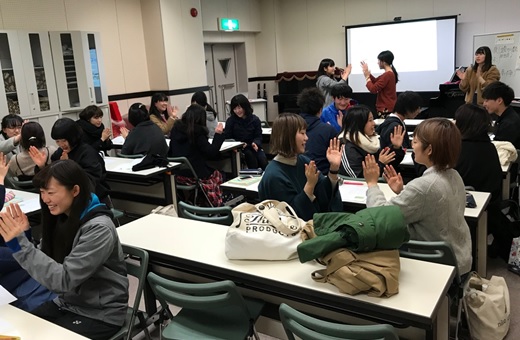 「夏も近づく・・・」で手遊びをする学生1