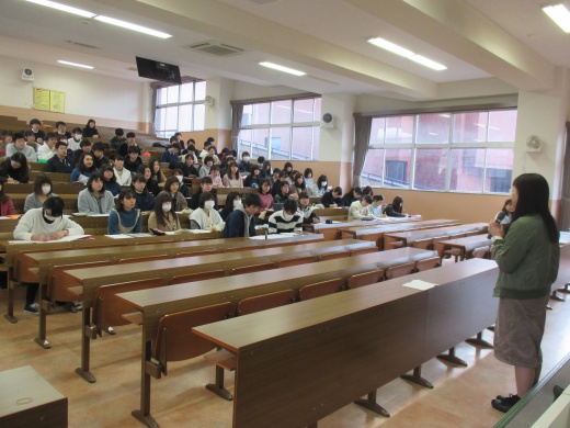 先輩の話を熱心に聞く学生
