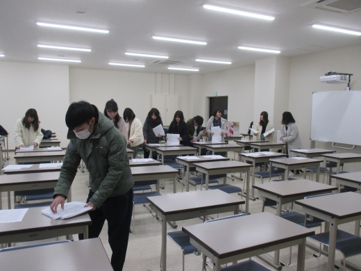 3学年合同で製本作業を実施
