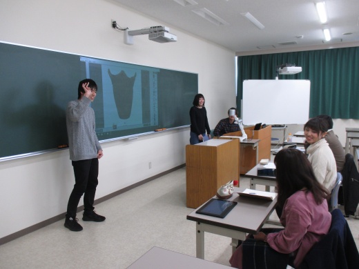 先輩の授業から学ぶ学生たち