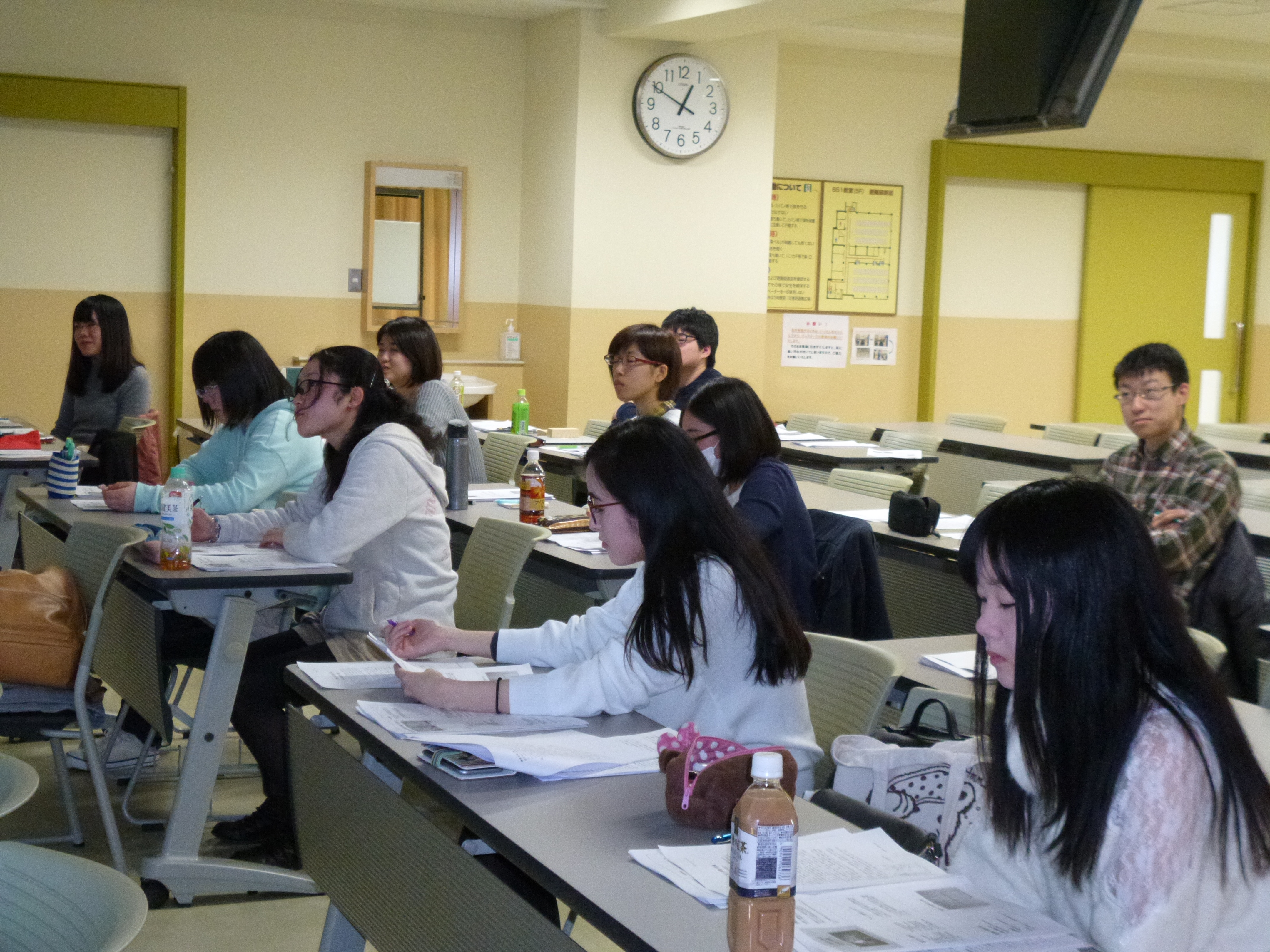 熱心に発表を聞くゼミ生たち