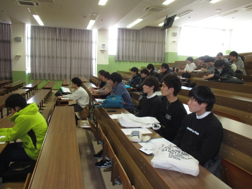 熱心に話を聞く学生たち