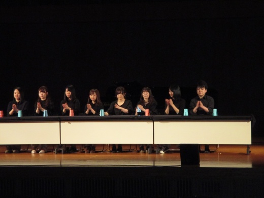 息もぴったり、カップを使った演奏